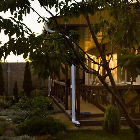 Hotel Три Кошки à TTchornomorsk Extérieur photo