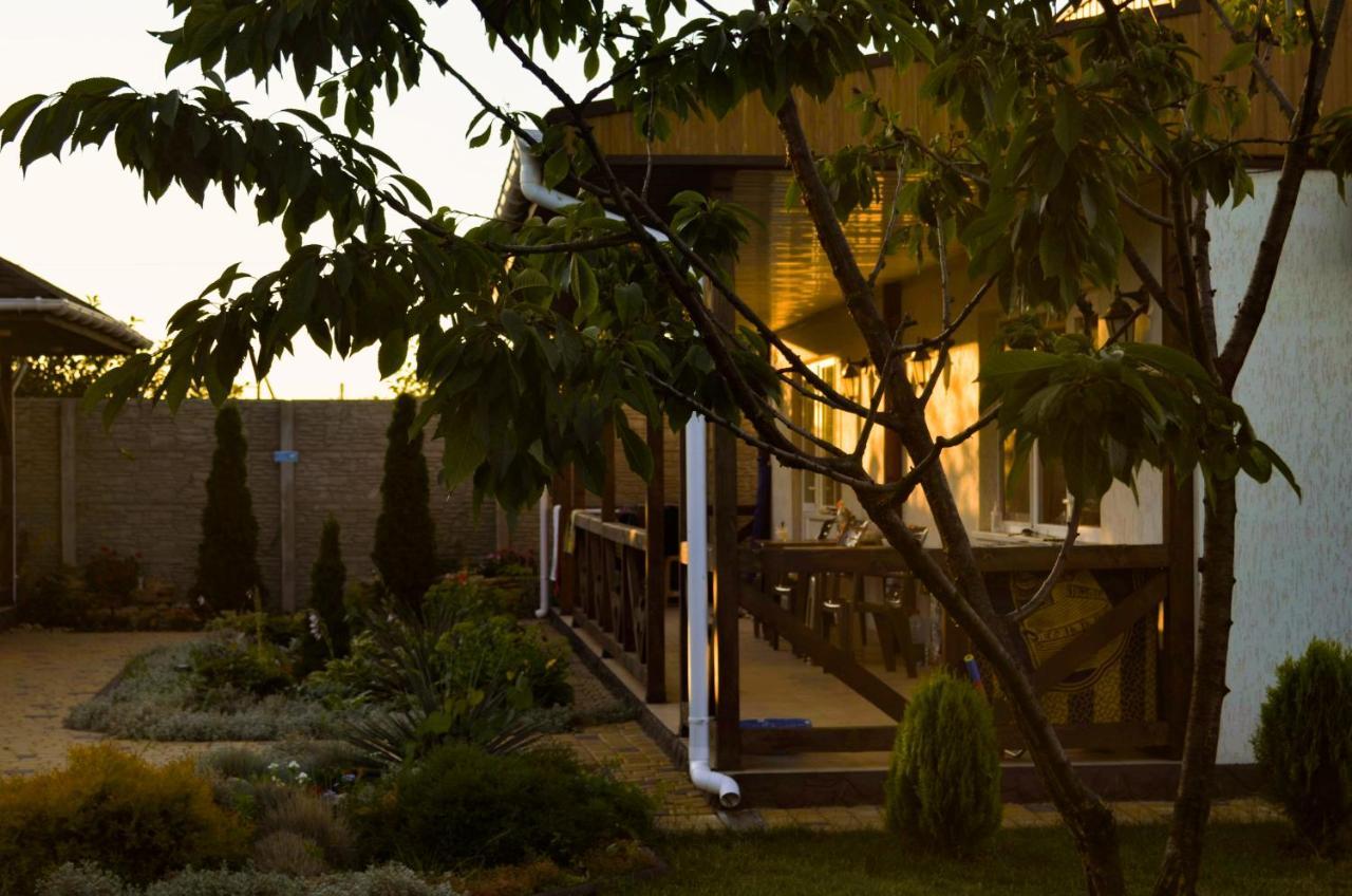 Hotel Три Кошки à TTchornomorsk Extérieur photo
