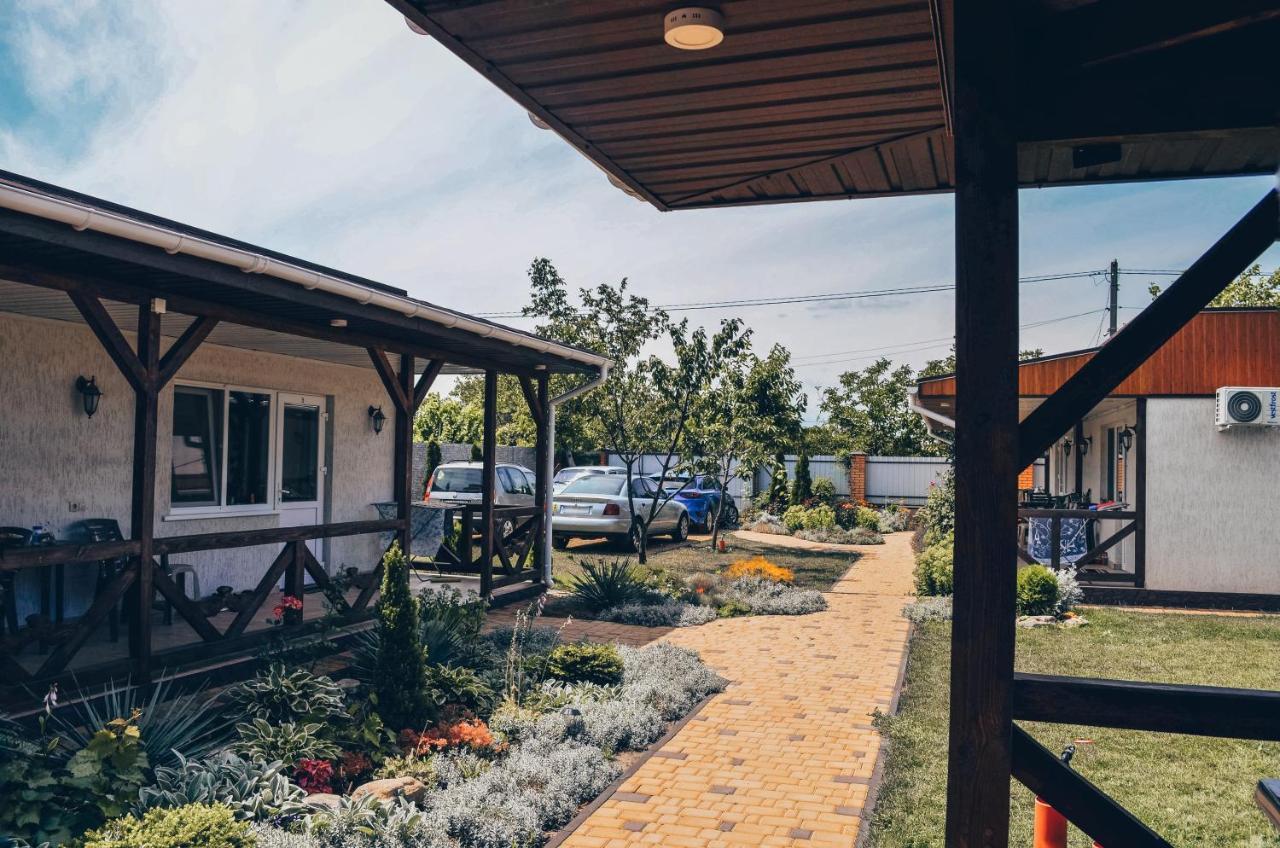 Hotel Три Кошки à TTchornomorsk Extérieur photo