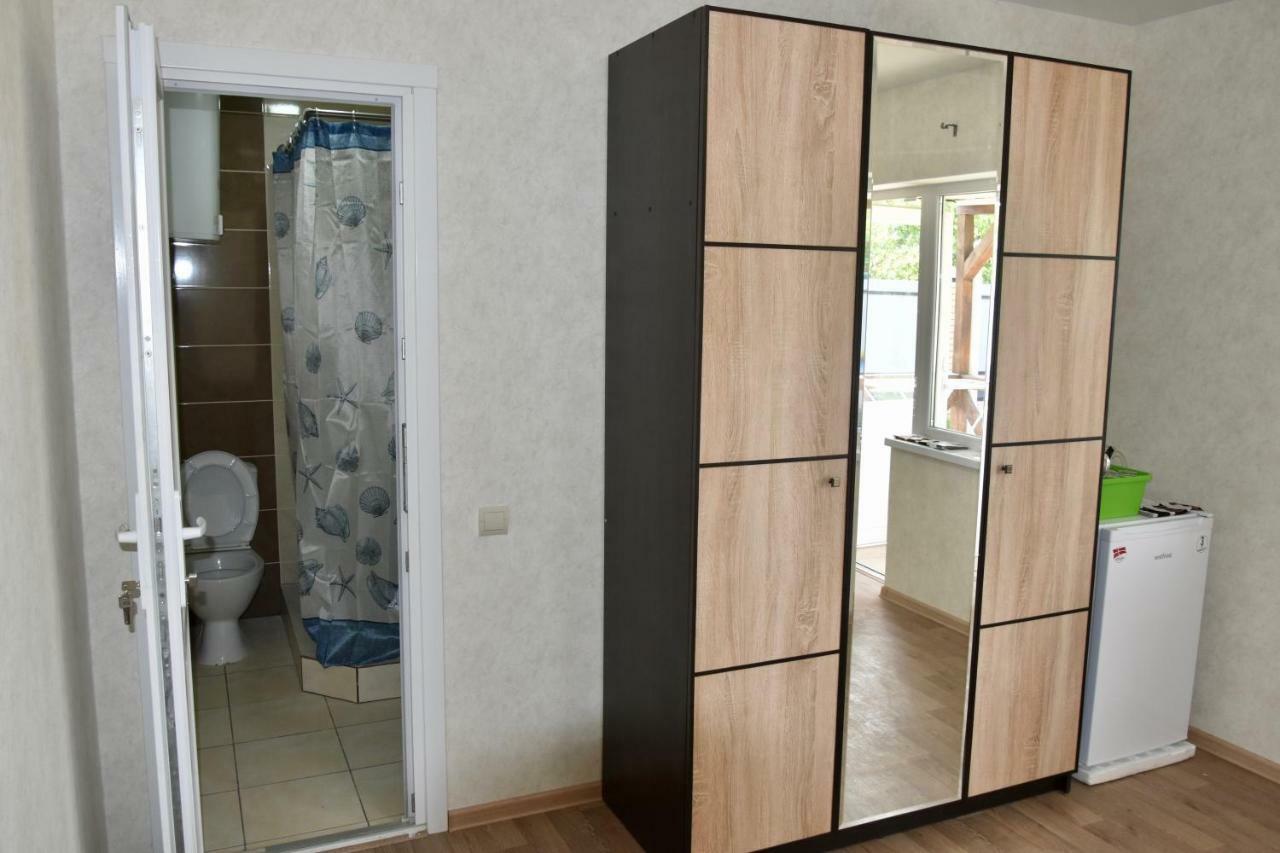 Hotel Три Кошки à TTchornomorsk Extérieur photo