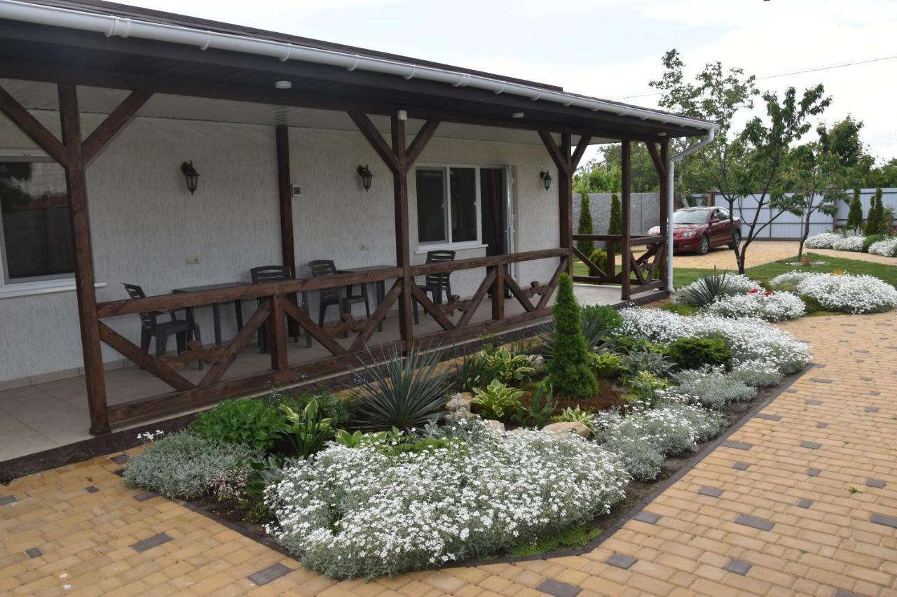 Hotel Три Кошки à TTchornomorsk Extérieur photo