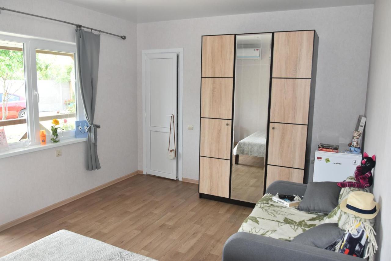Hotel Три Кошки à TTchornomorsk Extérieur photo