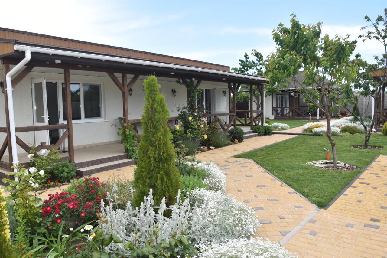 Hotel Три Кошки à TTchornomorsk Extérieur photo
